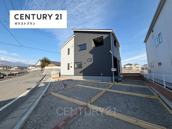 第３富士見町時沢１号棟の前面道路含む現地写真|並列駐車可能な駐車場スペースです。