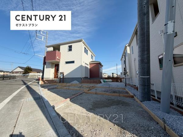 第３富士見町時沢２号棟の前面道路含む現地写真|並列駐車可能な駐車場スペースです。