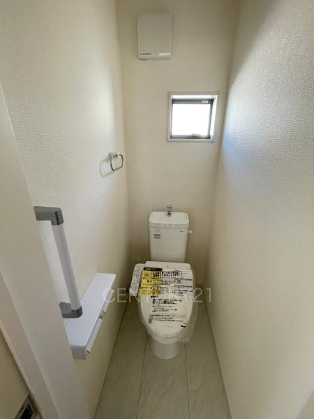 第３富士見町時沢７号棟のトイレ|２階トイレです。
温水シャワー洗浄機能付き。
手摺り付きです。