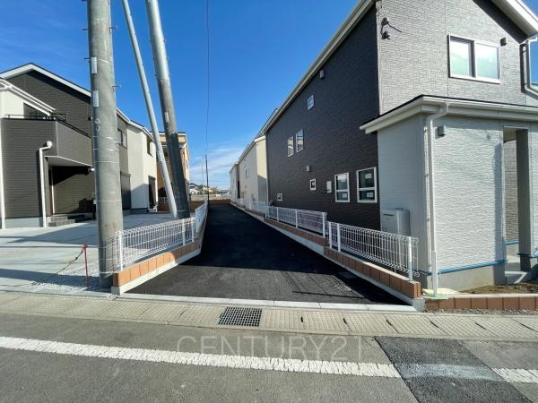 第３富士見町時沢７号棟の前面道路含む現地写真|通行者から目線が合いづらい立地条件です。