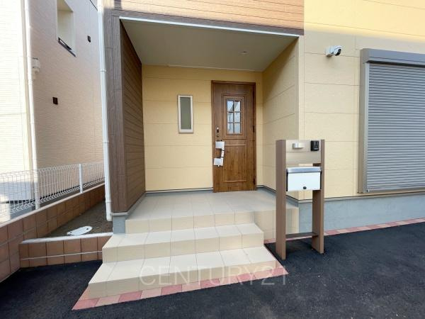 第３富士見町時沢７号棟の玄関|スマートキー付きの玄関。
鍵を探すことなくドアの開閉が可能です。
郵便物を守る鍵付きポストです。
インターホンは録画機能付きで防犯面に優れます。