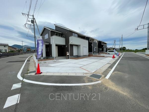 第３富士見町時沢９号棟の前面道路含む現地写真|並列駐車可能な駐車場