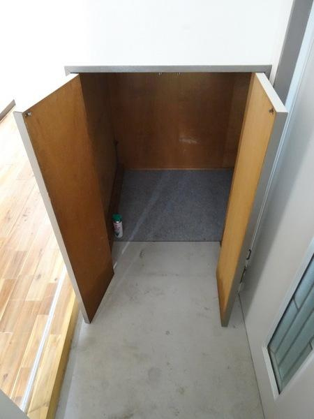 昭和ビルの玄関|★玄関収納もたくさん入ります★