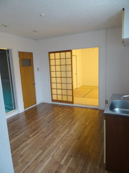 大正ハイツ　の居間・リビング|★パーテンで仕切れます★