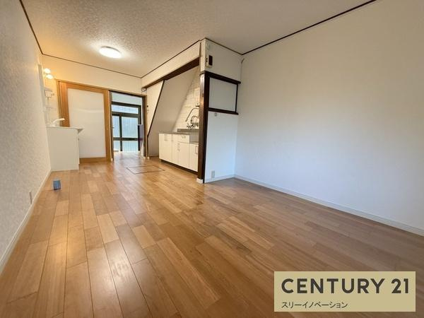 平尾1丁目貸家の居間・リビング|★明るいリビング★