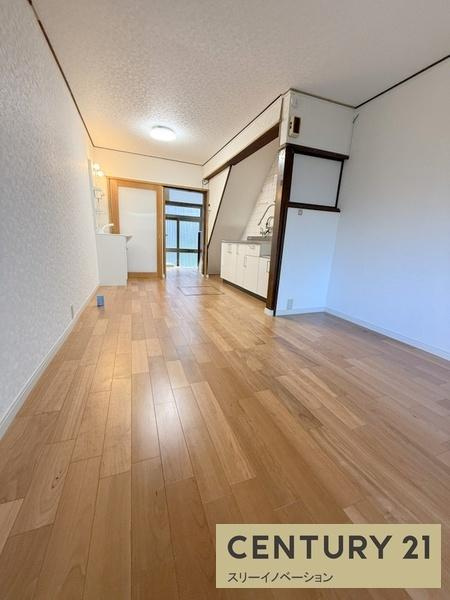 平尾1丁目貸家の居間・リビング|★明るいリビング★