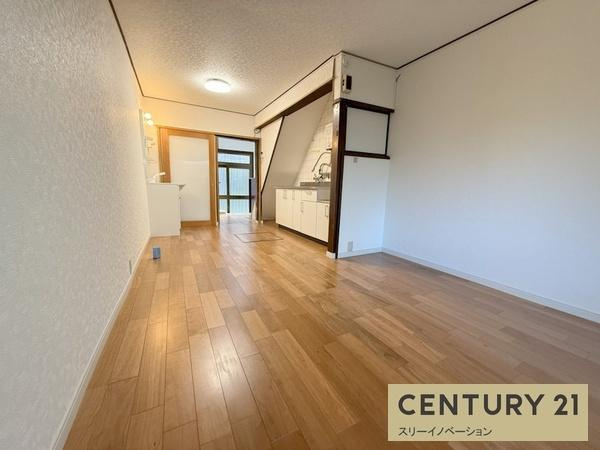 平尾1丁目貸家の居間・リビング|★ゆったりリビング★