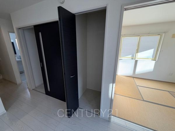 前橋市川原町中古住宅の居間・リビング|使い勝手の良いリビング収納です。