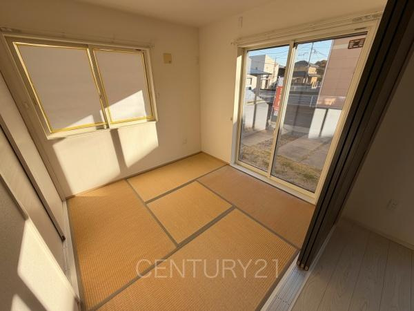 前橋市川原町中古住宅の和室|和室はLDKと続き間で開放感があります。
引き戸で簡単に仕切れますので状況に合わせた使い方ができます。