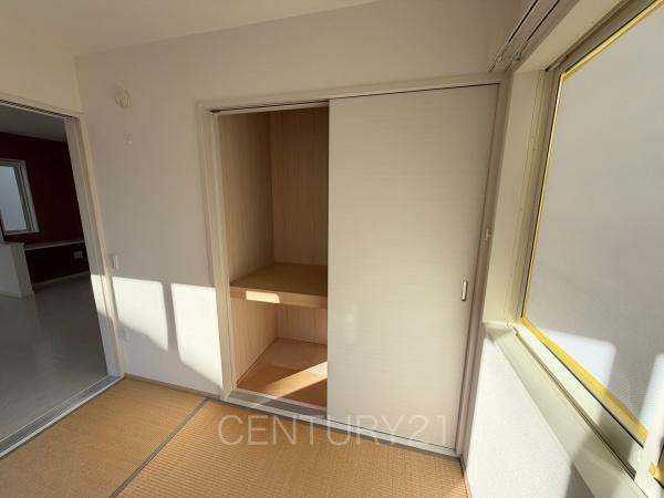 前橋市川原町中古住宅の収納|和室の収納はお布団も収納し易い仕切り棚付きです。