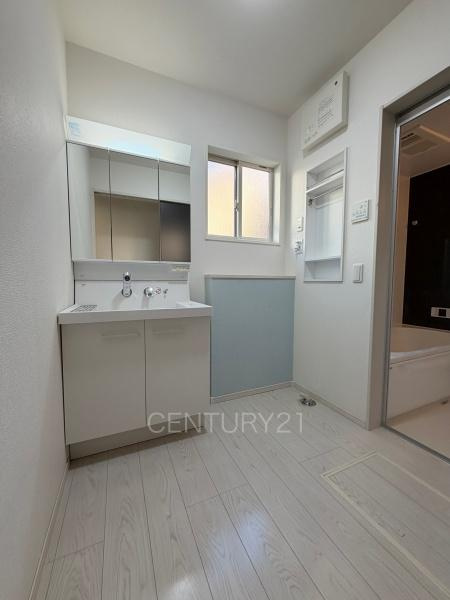 前橋市川原町中古住宅の独立洗面台|三面鏡付きの洗面台には鏡の裏に収納があり、すっきり片付けられます。
洗髪も可能な伸縮機能つきシャワーヘッドです。