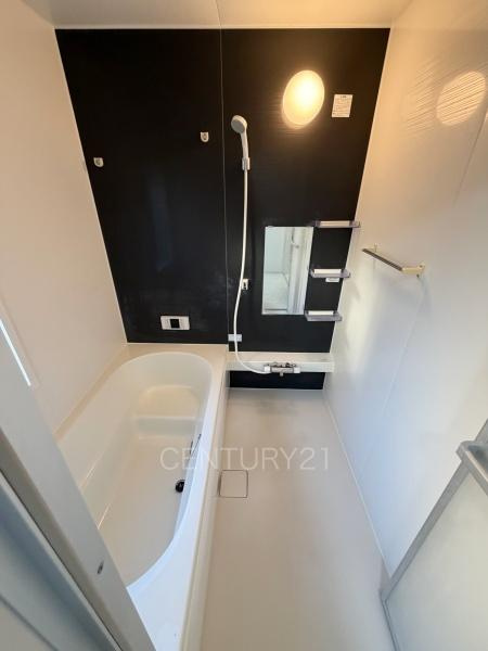 前橋市川原町中古住宅の浴室|ゆったりと寛げる大型バスタブ。
足を伸ばしたまま入浴可能です。
浴室乾燥機付きで天候が悪い日でも洗濯をして衣類を乾燥させることができます。