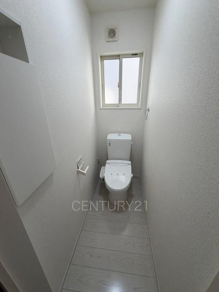 前橋市川原町中古住宅のトイレ|１階トレイです。
温水シャワー洗浄機能付きです。