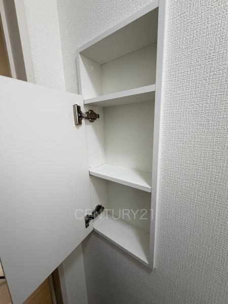 前橋市川原町中古住宅のトイレ|１階トイレ壁部分に埋め込み収納付き。
ペーパーストックに便利です。