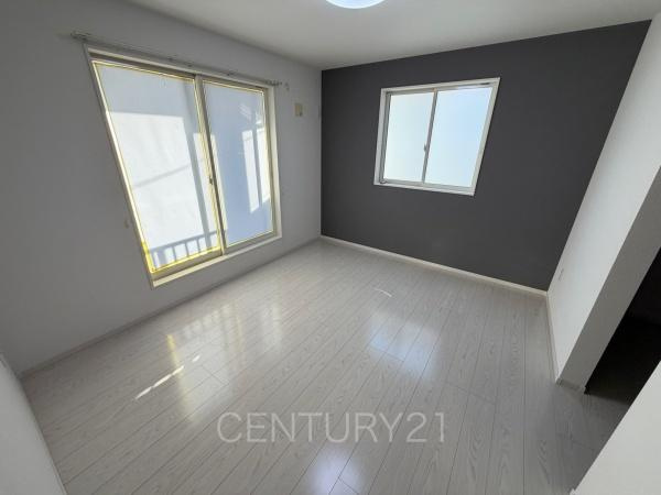 前橋市川原町中古住宅の洋室|２面採光の明るい洋室です。