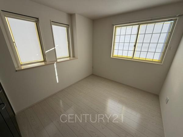 前橋市川原町中古住宅の洋室|２面採光の明るい洋室です。