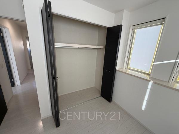 前橋市川原町中古住宅の収納|ハンガーパイプ付きクローゼットです。