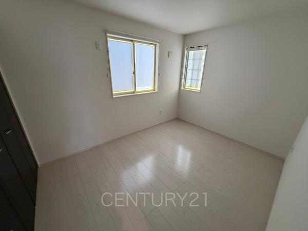 前橋市川原町中古住宅の洋室|２面採光の明るい洋室です。