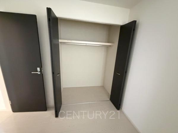 前橋市川原町中古住宅の収納|ハンガーパイプ付きクローゼットです。