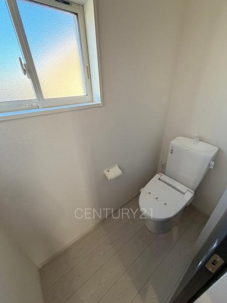 前橋市川原町中古住宅のトイレ|２階トイレです。
保温便座付きです。