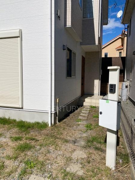 前橋市川原町中古住宅の玄関|郵便物を守る鍵付きポストです。
インターホンは録画機能付きで防犯面に優れます。