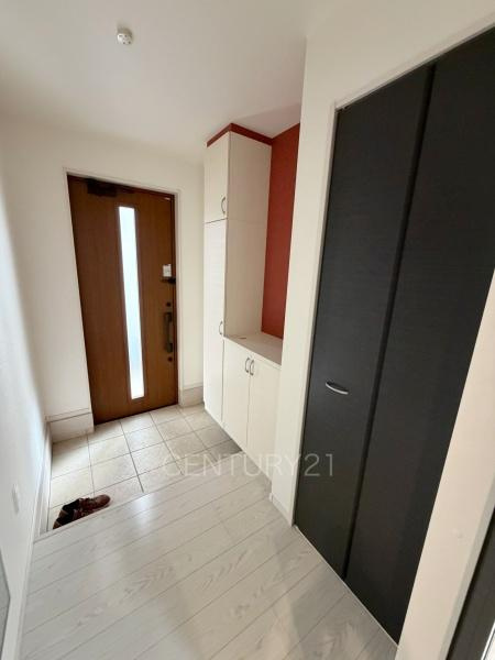 前橋市川原町中古住宅の玄関|シューズボックス付きの玄関です。