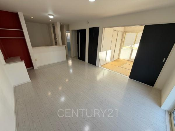 前橋市川原町中古住宅の居間・リビング|大きいソファーがおける広々リビング