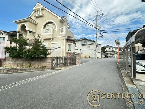 香芝市下田東５丁目　一戸建の前面道路含む現地写真