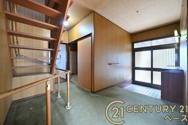 北葛城郡上牧町下牧６丁目　一戸建の玄関|■現地撮影写真■すっきりとした明るい玄関が家族やお客様を迎えてくれます！