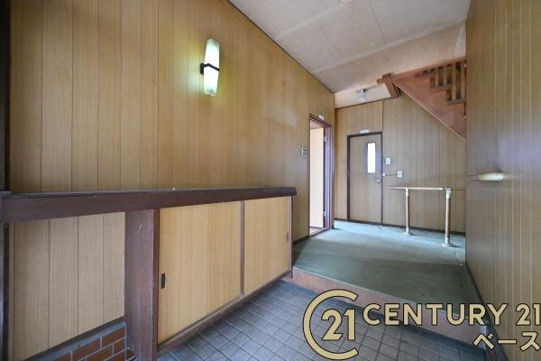 北葛城郡上牧町下牧６丁目　一戸建の玄関|■現地撮影写真■玄関には大容量シューズボックス完備！