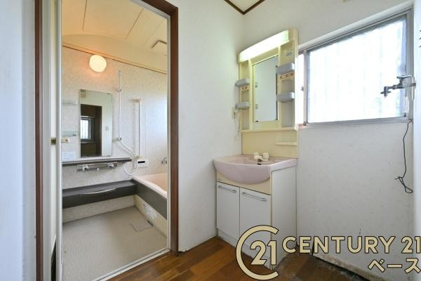 北葛城郡上牧町下牧６丁目　一戸建の独立洗面台|■現地撮影写真■清潔感のある広々とした洗面スペースです！