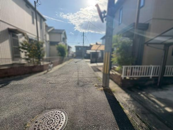 貴志川町前田　中古戸建　オーナーチェンジ物件の前面道路含む現地写真