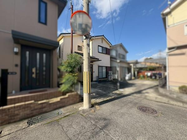 貴志川町前田　中古戸建　オーナーチェンジ物件の前面道路含む現地写真