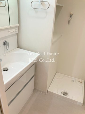 【洗面所】 | ノーブルスクエア新町 | 洗面化粧台の横には室内洗濯機置場があります！