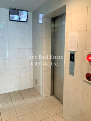 【ロビー】 | ノーブルスクエア新町 | エレベータにはモニター付き！嬉しい配慮！