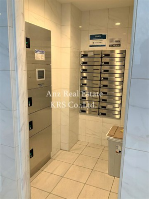 【その他共用部分】 | ノーブルスクエア新町 | エントランスには荷物の受け取りに便利な宅配ボックス設置！