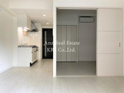 【居間・リビング】 | ノーブルスクエア新町 | 白を基調とした12帖の広々としたリビング！