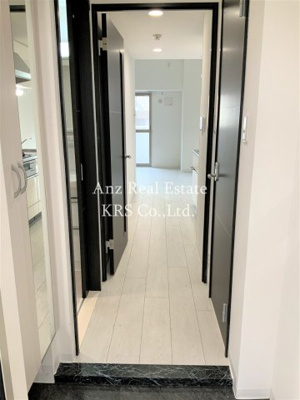 【玄関】 | ノーブルスクエア新町 | 玄関部分に、姿見付きの収納スペース！お出かけ前のチェックも！