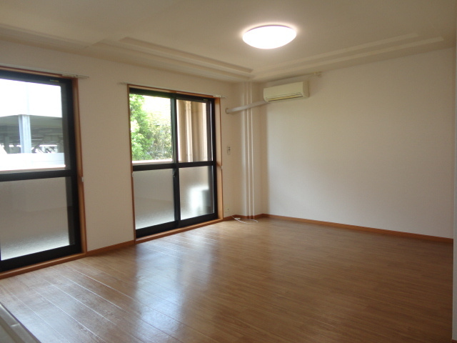 ファースト　ヴィラの居間・リビング