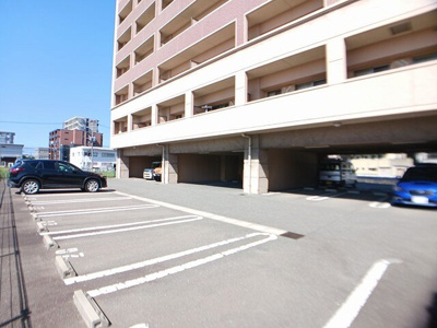 【駐車場】 | カーサ・デル・ソーレ | 駐車場に車を止められます