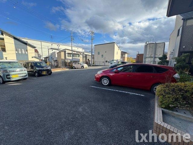 キャピタルグレイスの駐車場
