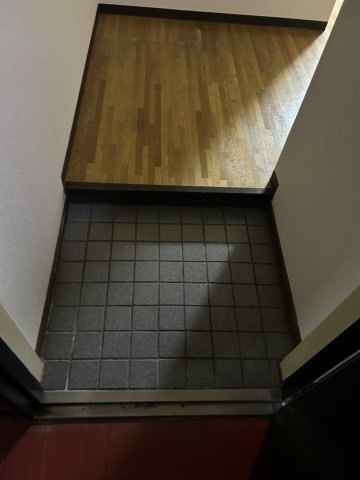 第2ビラ京松丸ビルの玄関