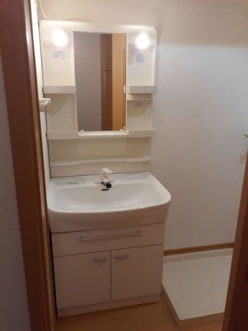 メゾン・ド・ルポスの洗面所|ゆったりとスペースのある洗面所