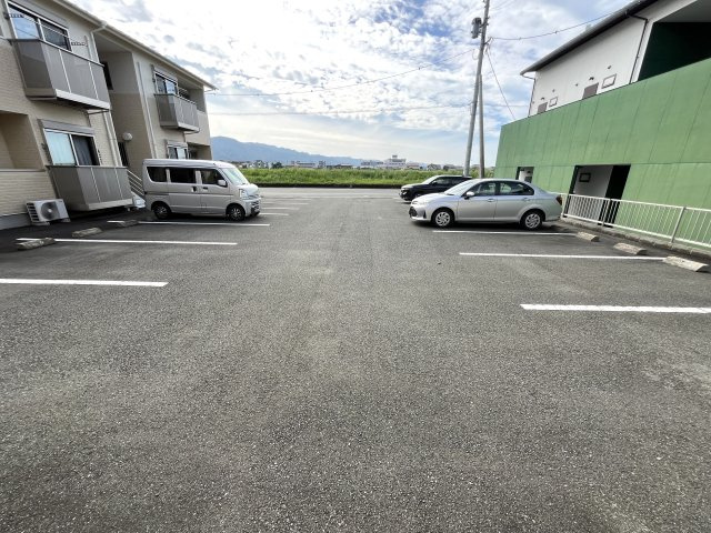 夕葉ガーデンハイツBの駐車場