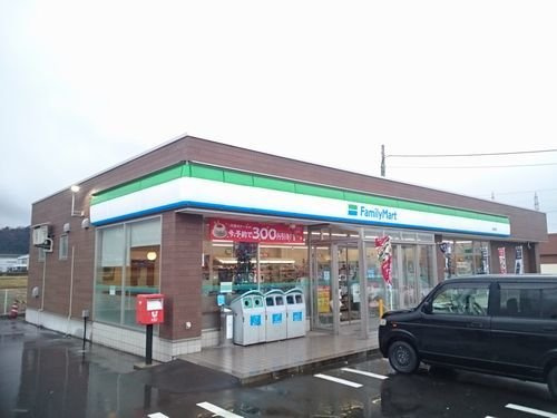 アイリス　αの周辺|ファミリーマート 松岡室店まで650m