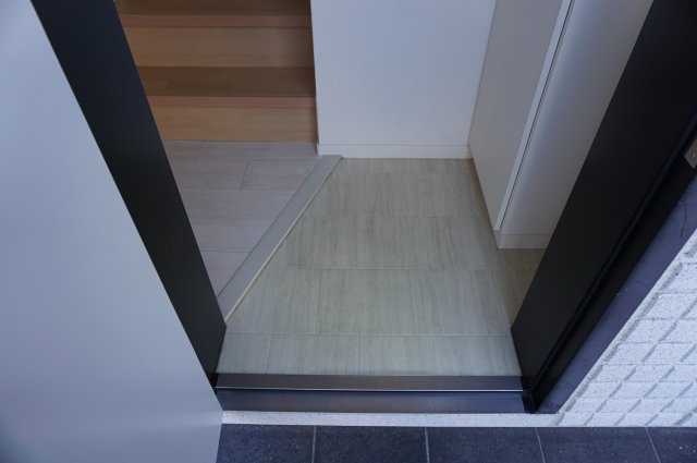 メゾンリベルタの玄関