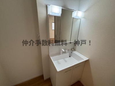 【独立洗面台】 | 神戸市西区伊川谷町潤和　新築戸建1号棟　仲介手数料無料！ | 独立洗面台、朝の身支度には欠かせません