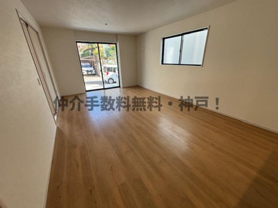 【居間・リビング】 | 神戸市西区伊川谷町潤和　新築戸建1号棟　仲介手数料無料！ | ゆったり過ごせるリビングです