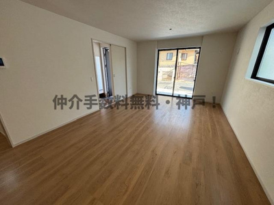 【居間・リビング】 | 神戸市西区伊川谷町潤和　新築戸建1号棟　仲介手数料無料！ | リビングです