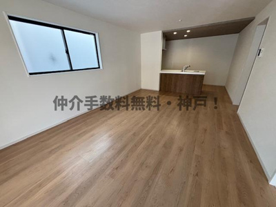 【居間・リビング】 | 神戸市西区伊川谷町潤和　新築戸建1号棟　仲介手数料無料！ | リビングです